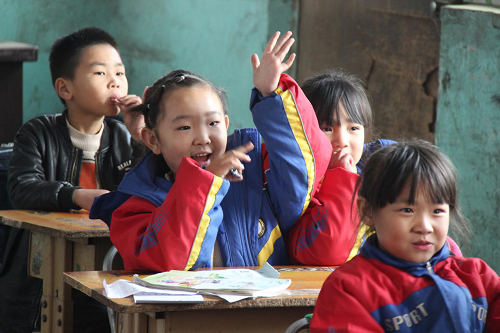 员工认真回答问题