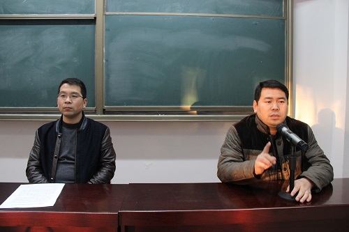 公司党委副书记主持报告会