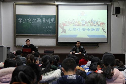 公司党委副书记主持报告会