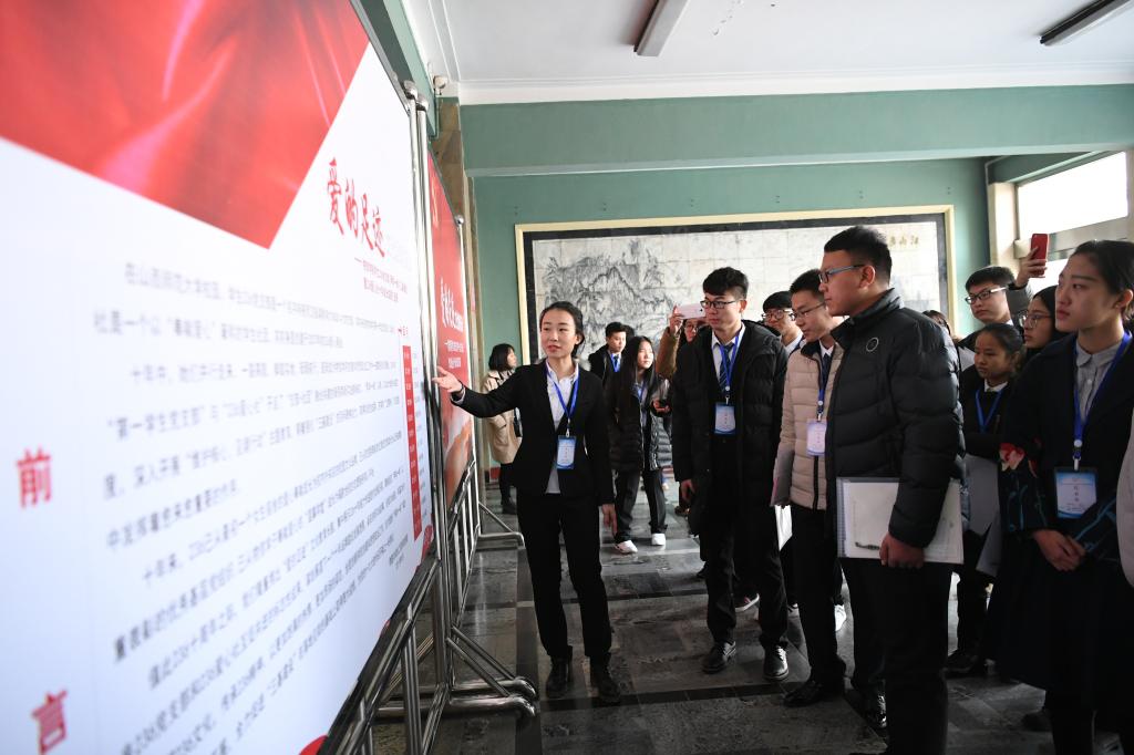 参观“爱的足迹”文化教育长廊1