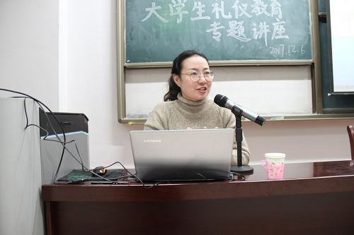 校教师发展中心副主任王玮作报告