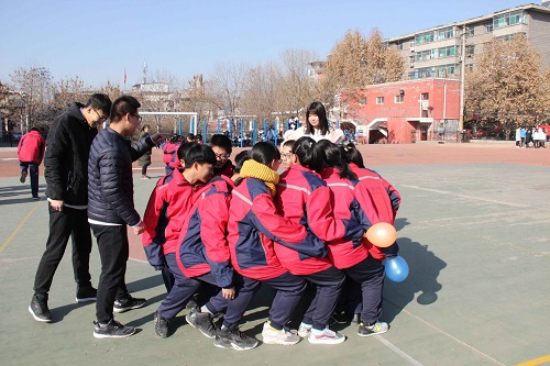 实践队成员带领中员工开展拓展训练活动