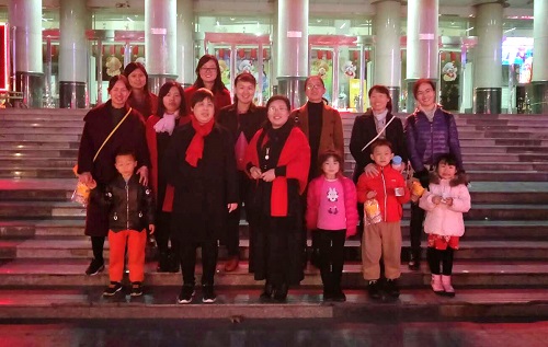 观看《厉害了,我的国》影片合影