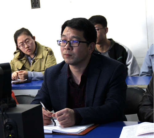 副经理侯俊华主持会议